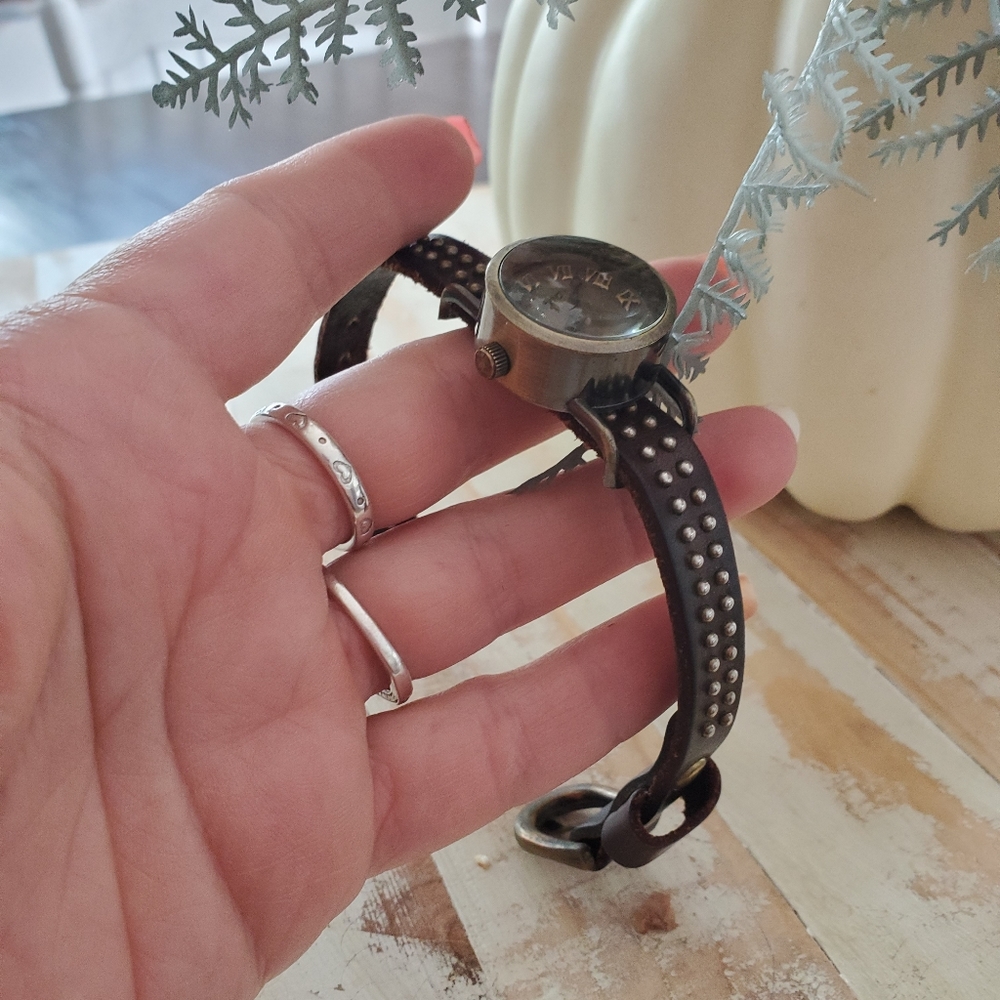 Vía Nova leather women's watch